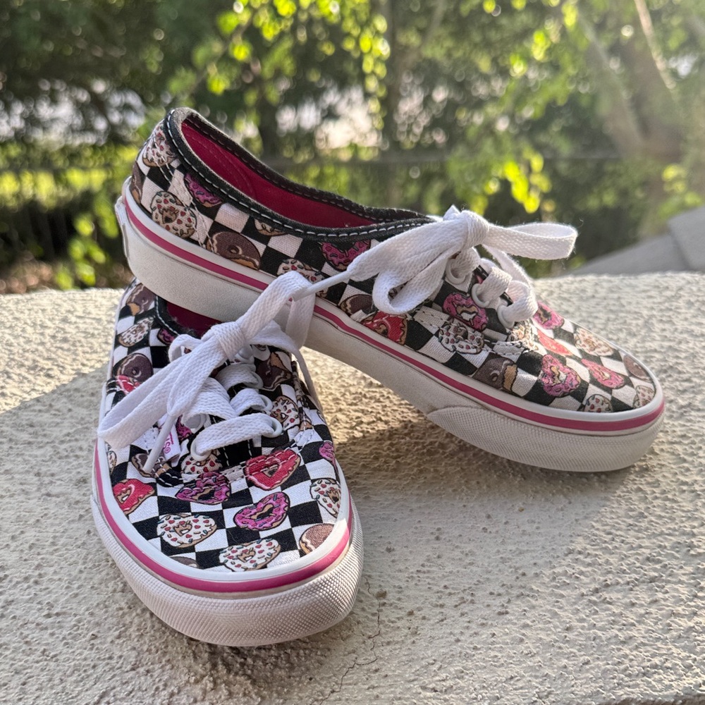 Vans Kids Checkerboard Donut Print Low-Top Sneakers in Black & Pink